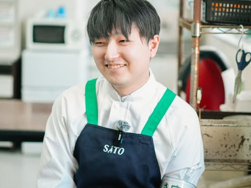 土肥さん。22歳、豊岡市出身。落ち着いた性格で、物事に動じない柔軟さが持ち味。