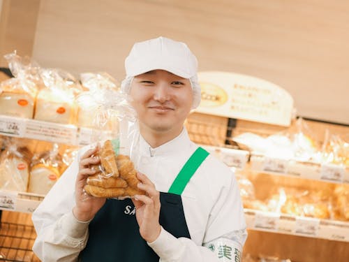 お気に入りの自社開発商品（きなこクロワッサン）を紹介して下さった土肥さん。