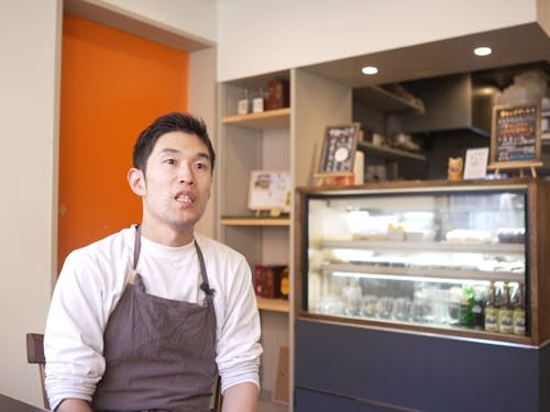 朝倉市出身で、2025年2月「ゴハンのおみせ ten、」をオープンした空閑さん。