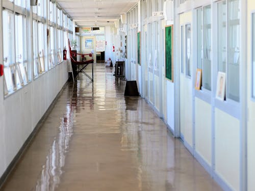 廃校だった中学校が今は5社のオフィスに!