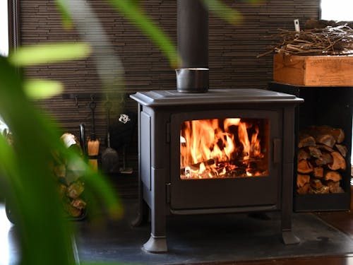 伊那市の冬には欠かせない薪ストーブ