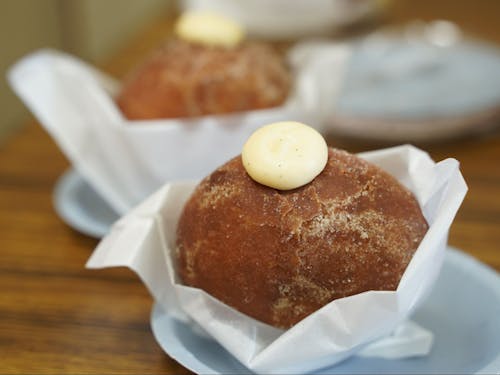 ▲移住者が営む飲食店の特製カスタードドーナツ♩