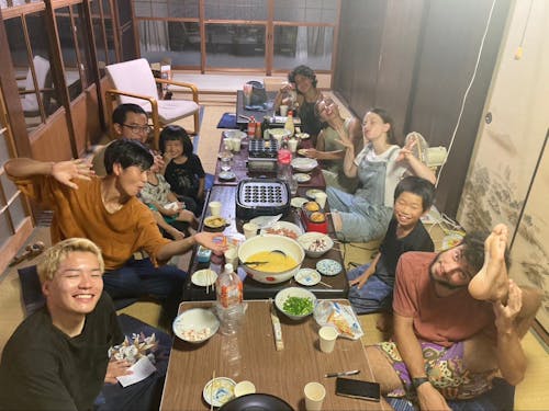 交流の様子(たこ焼きパーティ)