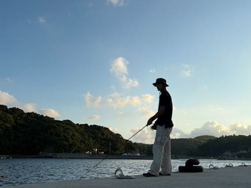 仕事終わりに釣りをして楽しんでいます。