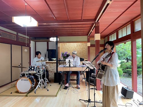 ご近所さんや移住者仲間たちを招いてバーベキューやライブパーティなども