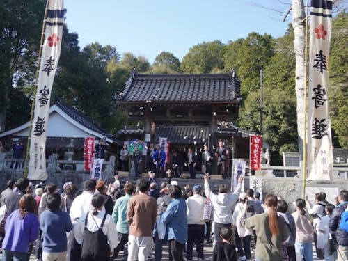 しめくくりは、約2,400個の盛大な餅まき!