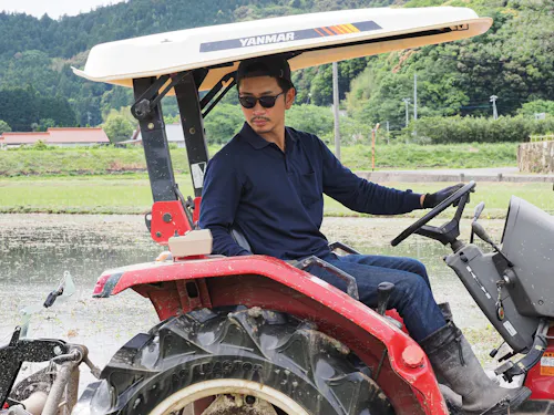 強度と伸縮性に優れた糸を使ったデニムは、耐久性と動きやすさからも農作業にピッタリ