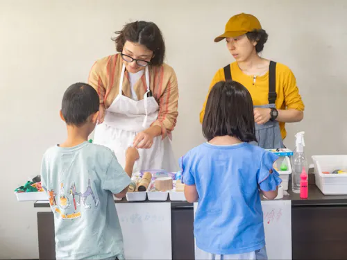 講師「つくるこつくりて」さん。伊那市で子ども向けの造形教室を運営中🎨
