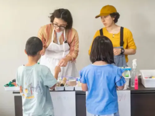 講師「つくるこつくりて」さん。伊那市で子ども向けの造形教室を運営中🎨