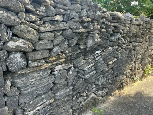 古くからの技術で切った石垣