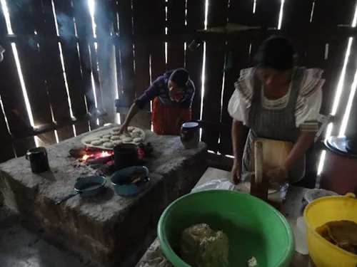 H22年当時は写真の通り素朴な調理台の煙に女性は悩まされたが、今は使い易い竈に