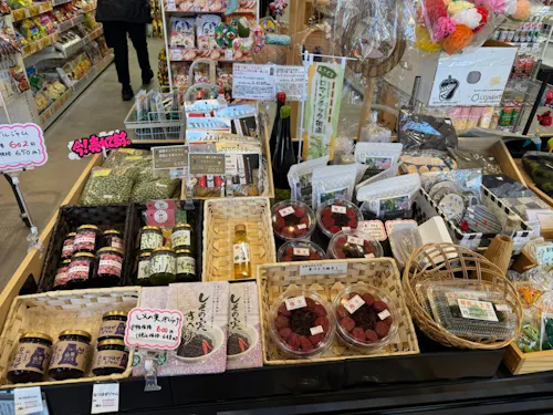取材中、売り場に並ぶ漬物の生産者が買い物に来店。生産者との距離が近い都路町