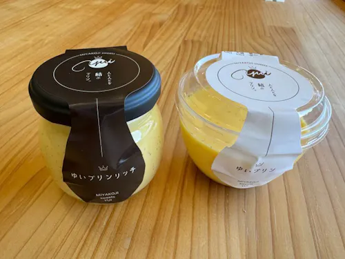 ゆいプリンリッチ(左)と、ゆいプリン(右)。プリンリッチは別添のカラメルソースと