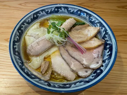 ワンタンチャーシュー麺(醤油)。ワンタンはちゅるちゅるとした滑らかな食感