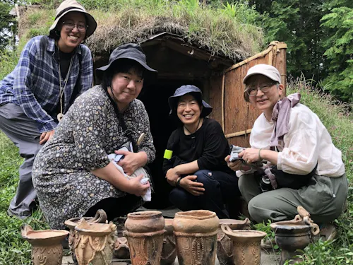 本物の土器を見ながら同じものを作ってみる