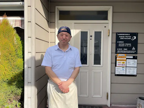 Bimiオーナーさん、お人柄あふれる素敵な笑顔!お店の前です