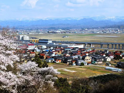 住宅地と田園風景と山々の繋がりを感じられる風景【加賀市中央公園】