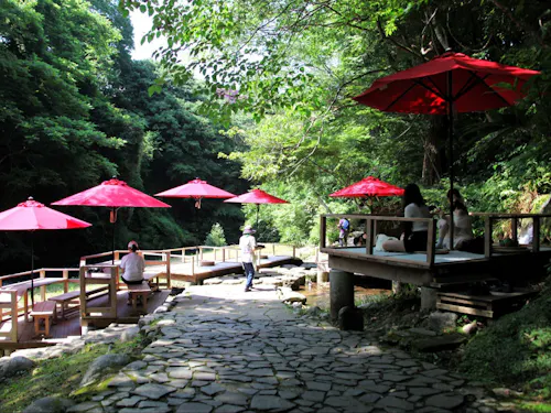 美しい渓谷の上をなぞるように、数々の旅館が営まれている温泉地「山中温泉」