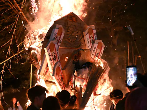 最後は願いを込めて奉火