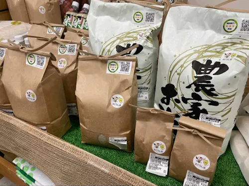 地元の産直にてめぐりん米を販売。めぐりん米と書かれたシールが目印です。