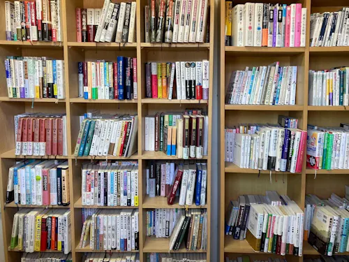 1,200冊を越える社内ライブラリ。ビジネス書から古典や小説、雑誌まで読み放題。