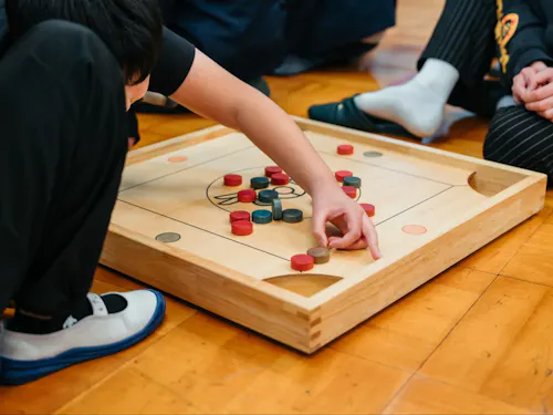 「カロム」で遊ぶ子どもたち