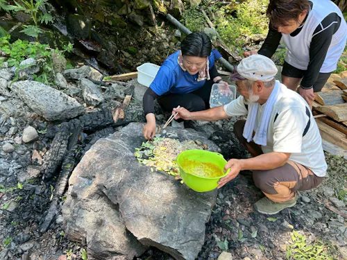 村で実施している、石焼料理の体験