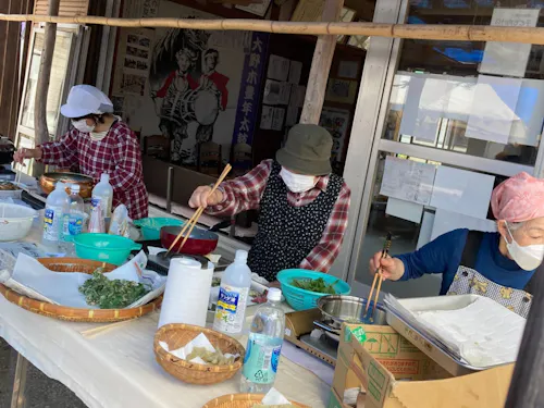 獲れたて野草をサクサクの天ぷらに