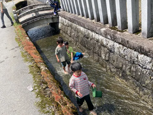 きれいな水が流れる集落、子供たち大興奮