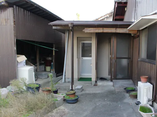 左が倉庫、勝手口