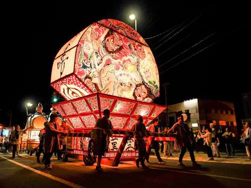 夏の風物詩「知床しゃりねぷた」は毎年多くの見物客で賑わう