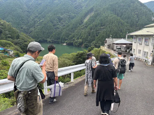 こちらも視察の様子。地域課題をどのように解決していくのか 現地で学びます。