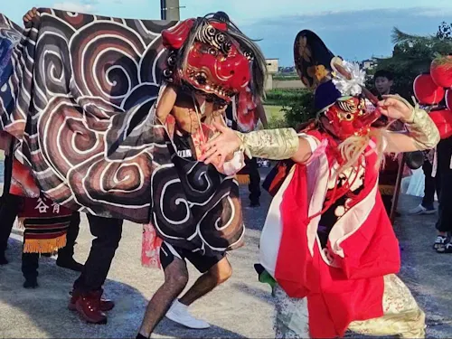 農村地域での伝統芸能の風景（獅子舞）