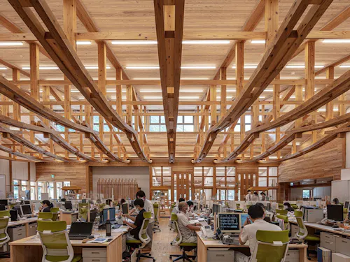 村の木でできた快適な庁舎で仕事ができます！