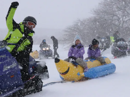 子どもに大人気、雪上バナナボート!