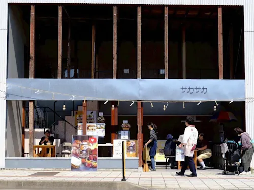 会場はドラえもんトラムで有名な路面電車「万葉線」の坂下町駅スグ!