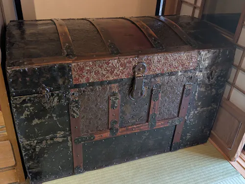 運び出した時、真黒だった箱もＳさんに磨き上げられ生まれ変わった