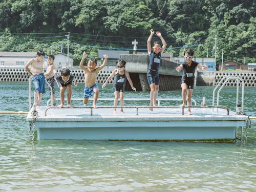 海や自然、スポーツを通じてのびのびと育つ上天草のこどもたち。