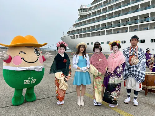 クルーズ船寄港時は港でお出迎え