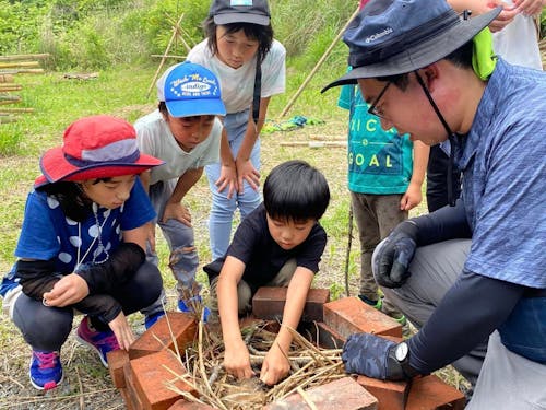 移住希望の親子向けに、地元親子と一緒に山遊びを体験するツアーを企画
