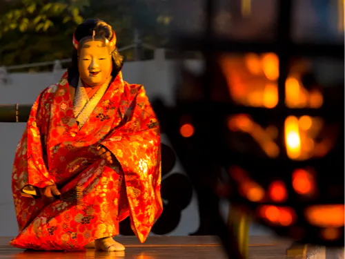 かがり火に映え、装束も紅く美しい 「松山能」(薪能)