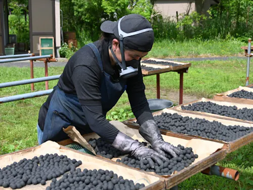 ☆星（火薬）を天日で乾燥させます