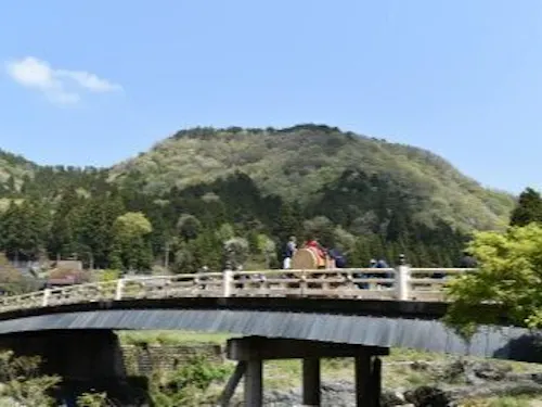 多賀町栗栖調宮神社からは村の人が、お渡りを村の入り口まで太鼓で迎えに行きます。