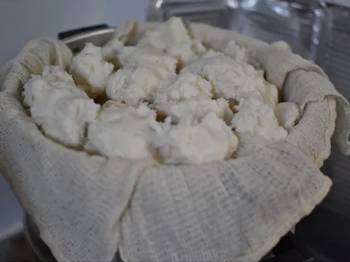 米粉団子ともち米を蒸します