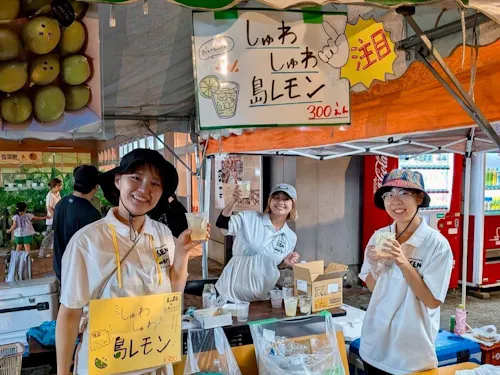 マルチワーカーの仲間と一緒に地域のお祭りに出店