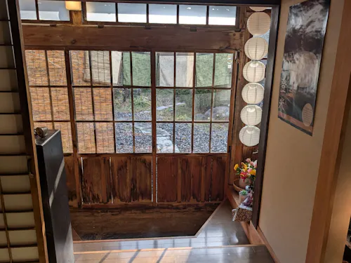 入口も古民家ならでは木質や陽の差込み柔らかさがあり居心地がよい