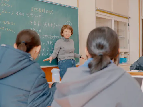 総合学習では、外部のプロ人材と一緒に蒸留プロジェクトを進行中