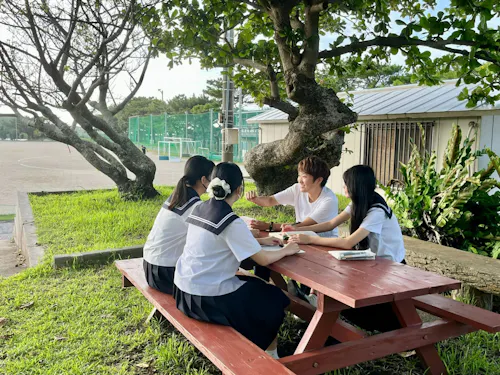 時には教室を飛び出して外での授業も!?