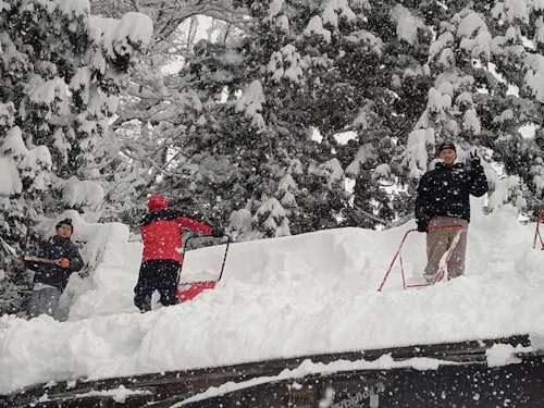 雪下ろしも大事な仕事