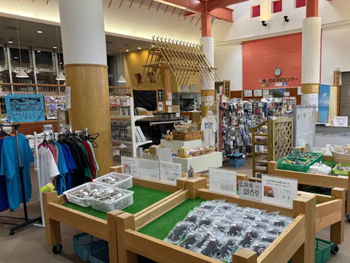 特産品が並ぶ道の駅の売り場。POP作成による訴求や、見やすい陳列も業務のうち